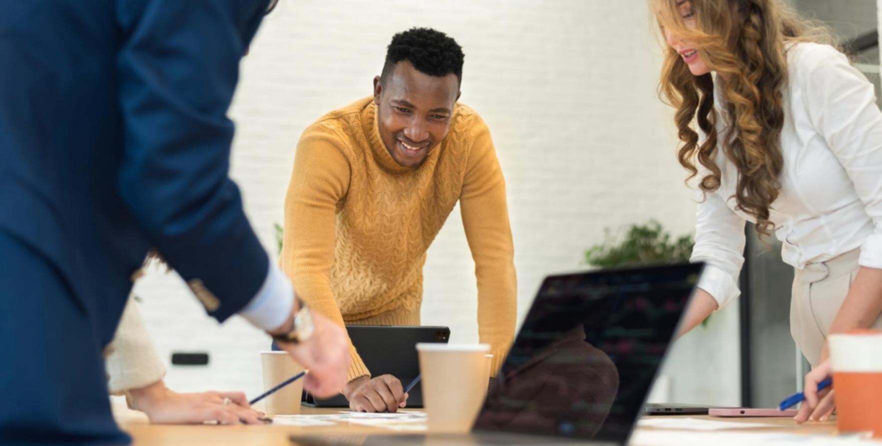 Espace de formation sorvanteqilo avec tables et matériel pédagogique
